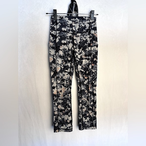 Lululemon Speed Up Crop 21” Tight in Spring Multi Bloom Size 2 - Picture 1 of 5